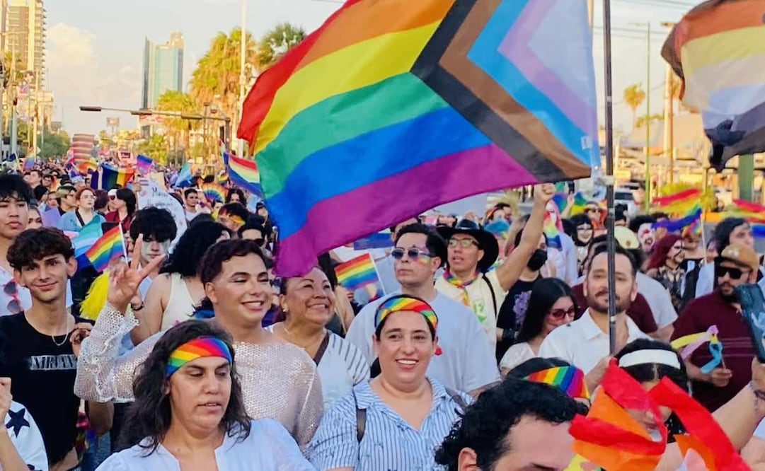 Marcha del Orgullo LGBTQ+ reúne a cientos de personas en Hermosillo. Foto: Amalia Escobar / EL UNIVERSAL