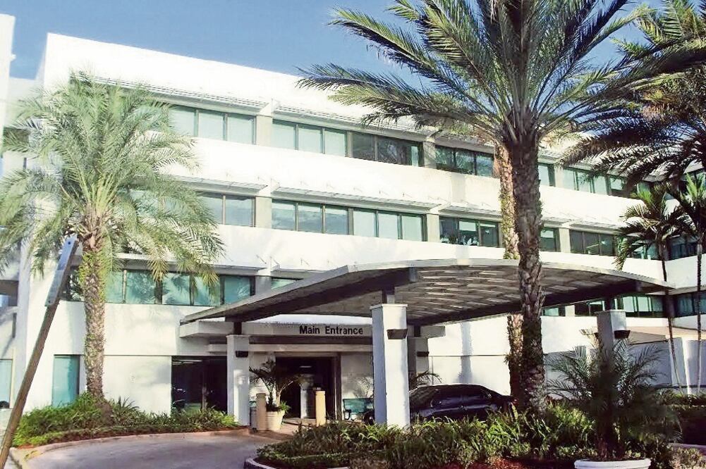 El hospital donde permanece el Príncipe de la Canción para subir de peso (MAX AUB)