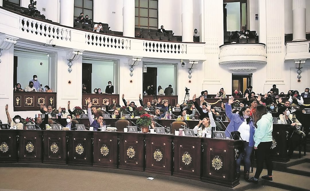 En una sesión que duró 10 horas y 53 minutos, la madrugada del miércoles, el pleno del Congreso capitalino aprobó con el voto mayoritario de Morena el Paquete Económico 2022. En contra, el PAN y Asociación Parlamentaria Ciudadana. Foto: ESPECIAL