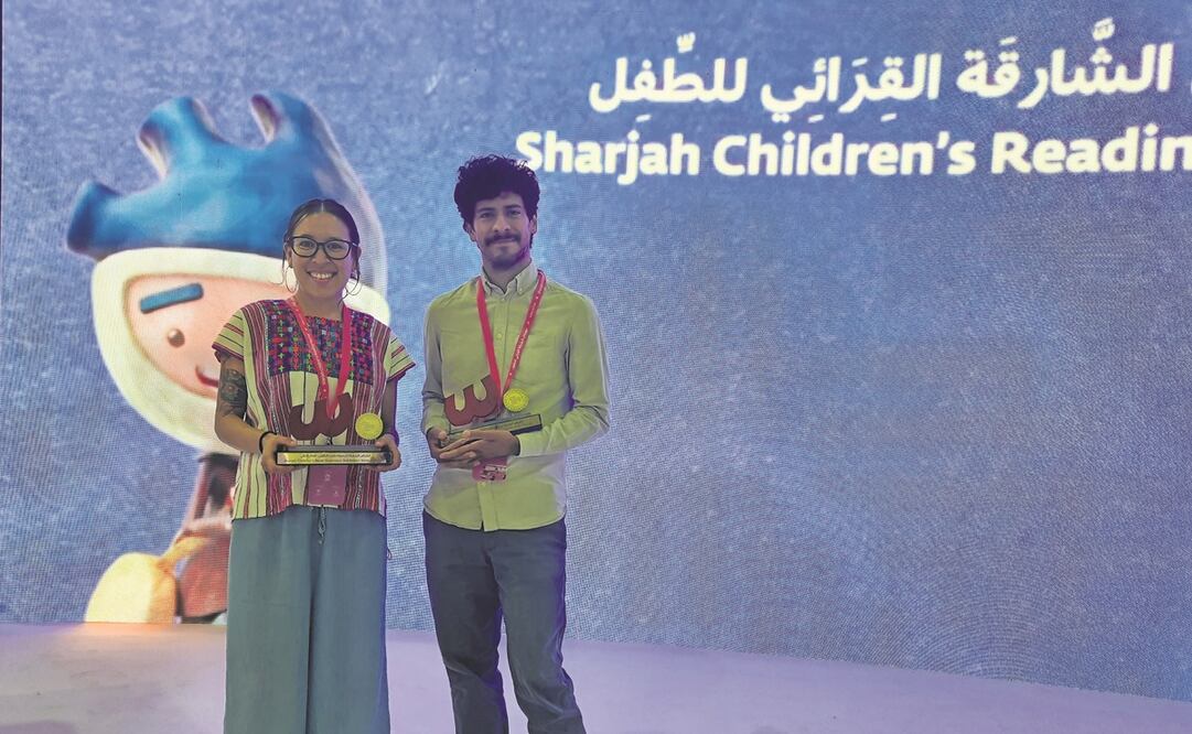 Los ilustradores mexicanos Amanda Mijangos Quiles y Armando Fonseca, segundo y primer lugar, del concurso Sharjah Children’s Book Illustration Exhibition. Foto: Frida Juárez. EL UNIVERSAL