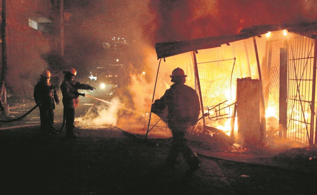 Bomberos de Acapulco controlaron tras horas de lucha el siniestro en el mercado central de ese puerto, el cual, presun- tamente fue provocado. Foto: Carlos Alberto Carbajal/ Cuartoscuro.