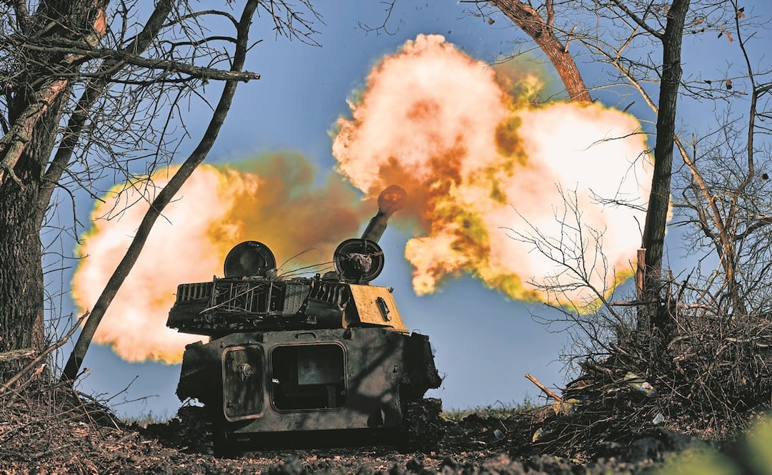Artillería autopropulsada en Ucrania. Aunque hoy está en guerra con Rusia, por décadas Kiev fue el principal proveedor de armas de Moscú. Foto: Archivo/AP