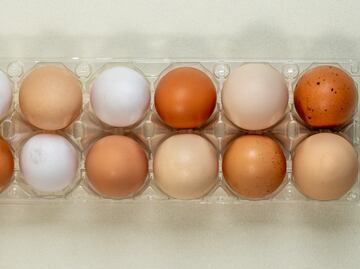 La razón por la que el huevo rojo es más caro que el blanco