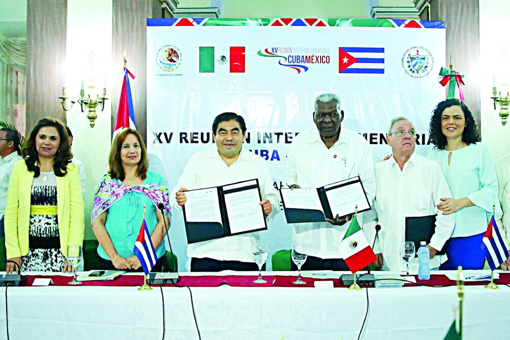 El senador Miguel Barbosa y Esteban Lazo, presidente de la Asamblea Nacional del Poder Popular de Cuba, muestran los acuerdos tras la reunión (ESPECIAL)