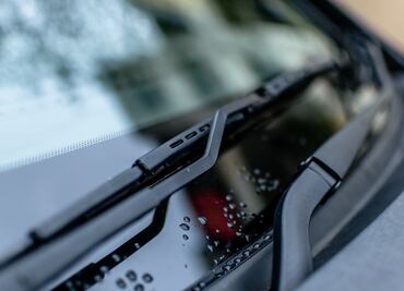 Para qué sirven los puntos negros de los vidrios de los autos