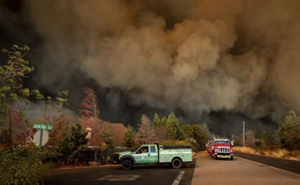 Evacuan a 20 mil personas por incendio que crece rápidamente en California 