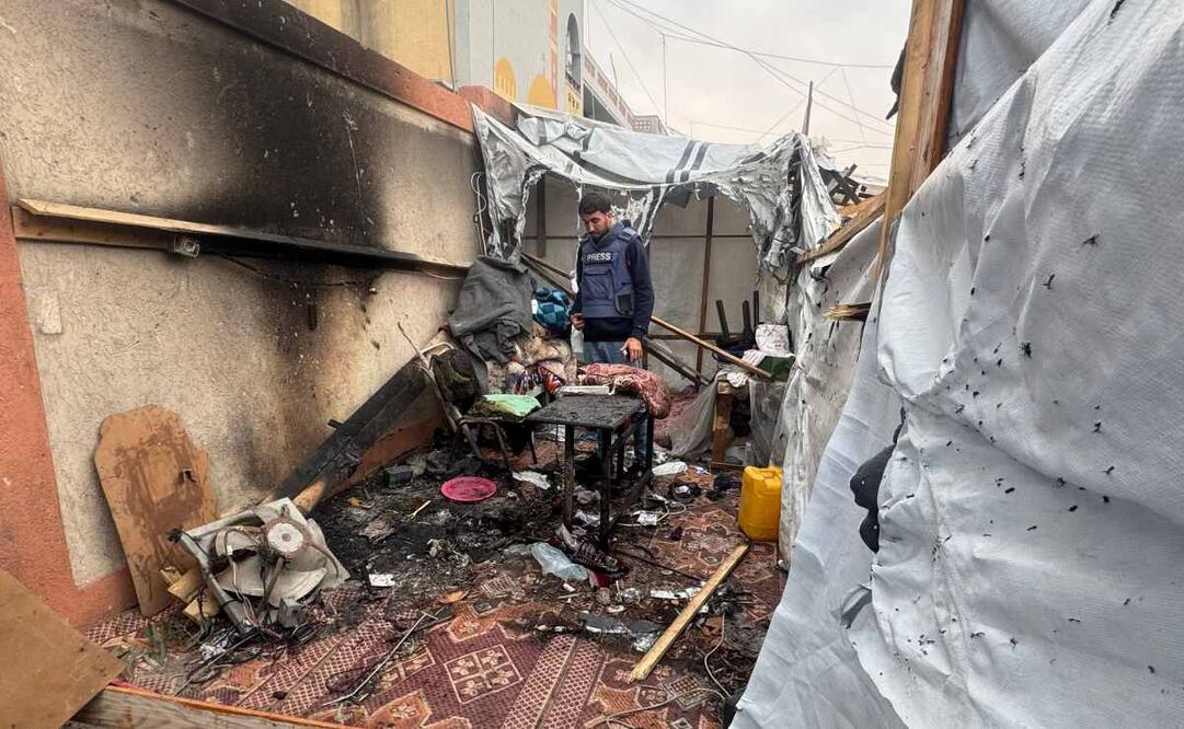 Un periodista palestino inspecciona los escombros y los daños tras un ataque israelí contra una tienda de campaña utilizada por periodistas en la ciudad sureña de Khan Yunis el 7 de abril de 2025. Hamás y los rescatistas informaron que un ataque israelí en el sur de Gaza mató a un periodista e hirió a otros nueve el lunes, mientras que el ejército israelí informó que el objetivo era un militante que se hacía pasar por reportero. Foto: AFP
