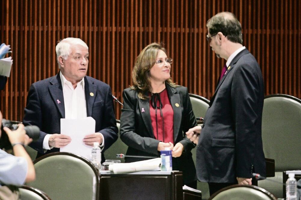 Los diputados de Morena Virgilio Caballero y Norma Rocío Nahle saludan a Agustín Basave, presidente nacional del PRD, durante una sesión en San Lázaro (ARCHIVO EL UNIVERSAL)