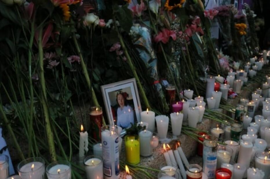 Instalan ofrenda para víctimas de feminicidio en el Ángel de la Independencia
