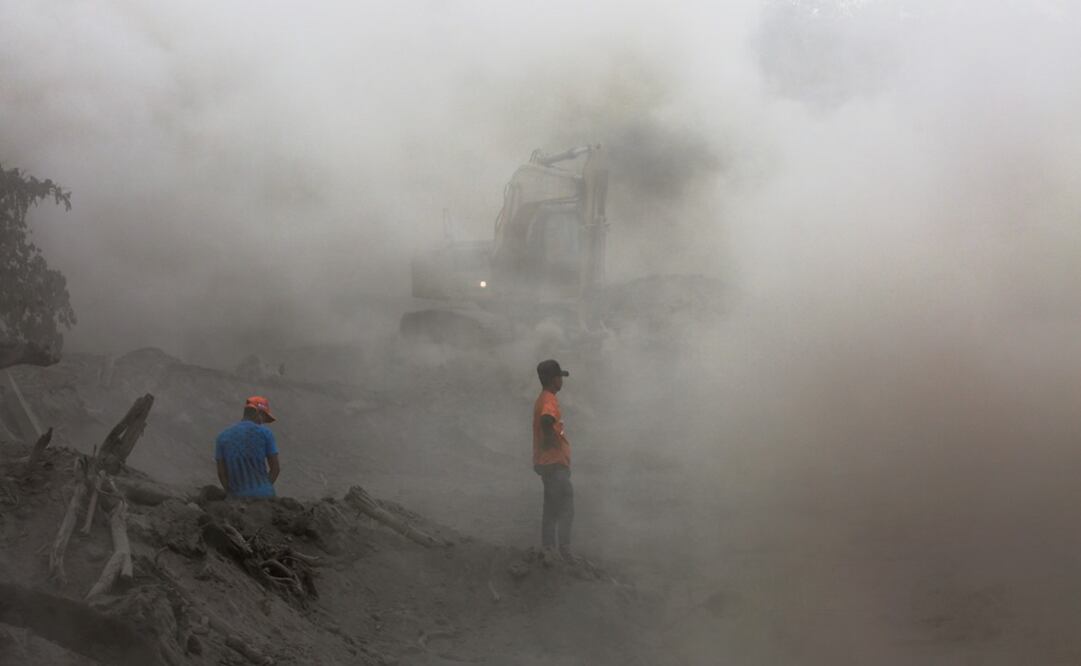 Agentes de la Policía Nacional Civil (PNC) localizaron el cadáver de una mujer en la denomina Ruta 14, la más afectada por la erupción del volcán de Fuego (Foto: Reuters)