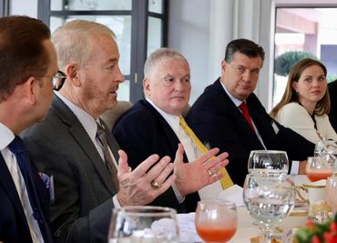 Embajador Johnson se reúne con empresarios del sector automotriz; destaca lo "Hecho en México"