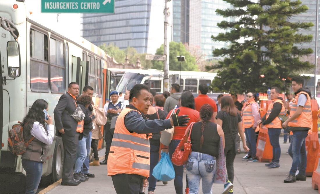 Trabajadores del Metro, de la Secretaría de Movilidad y agentes de Seguridad Ciudadana coordinan el flujo de gente que sale del Cetram Chapultepec para trasladarla a Tacubaya, Juanacatlán y Observatorio. Foto: FERNANDA ROJAS. EL UNIVERSAL