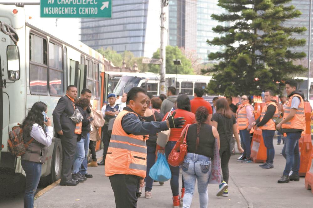 Trabajadores del Metro, de la Secretaría de Movilidad y agentes de Seguridad Ciudadana coordinan el flujo de gente que sale del Cetram Chapultepec para trasladarla a Tacubaya, Juanacatlán y Observatorio. Foto: FERNANDA ROJAS. EL UNIVERSAL