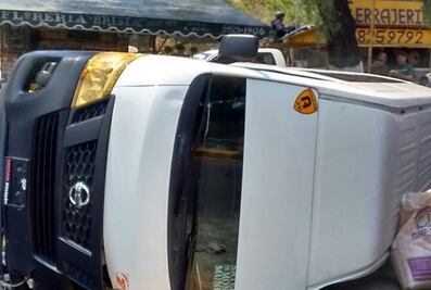 Volcadura de combi deja 5 lesionados en Atizapán