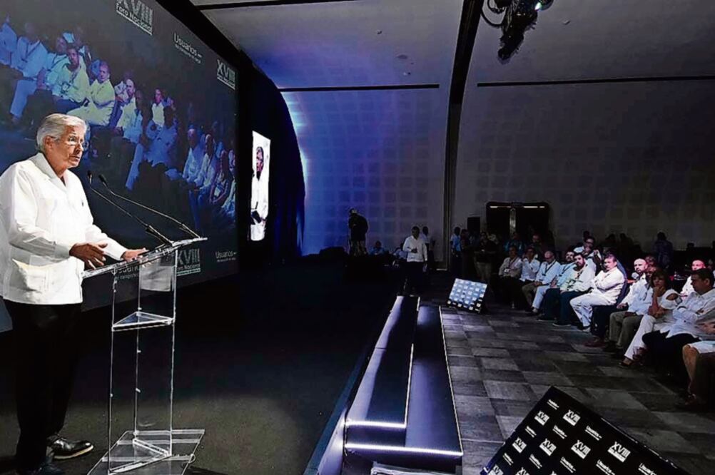 Gerardo Ruiz Esparza, secretario de Comunicaciones y Transportes, durante su reunión con transportistas, quienes exigieron más seguridad en carreteras (CORTESÍA)