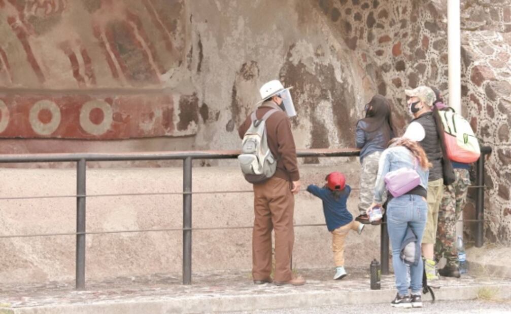 Turistas y vendedores dan vida a Teotihuacan
