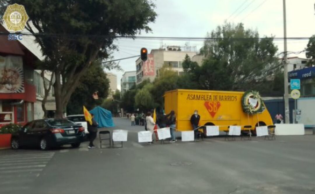Foto: Especial/El Universal/ Colocaron pancartas y banderas de su organización por lo que la circulación se ve afectada justo para incorporarse a Circuito Interior. 