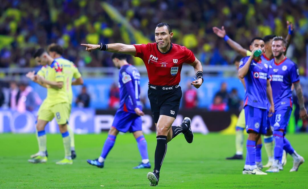 ¿Árbitros festejan el penalti a favor de América? Un audio los habría delatado FOTO: IMAGO
