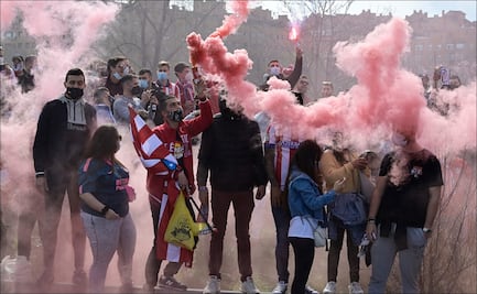 Aficionados del Atlético de Madrid se reúnen fuera del Wanda previo al Derbi Madrileño