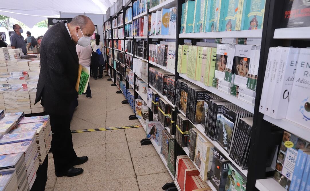 Diversos títulos se ofertan al público entre los 10 pesos y los 100 pesos. Foto: Berenice Fregoso/ EL UNIVERSAL