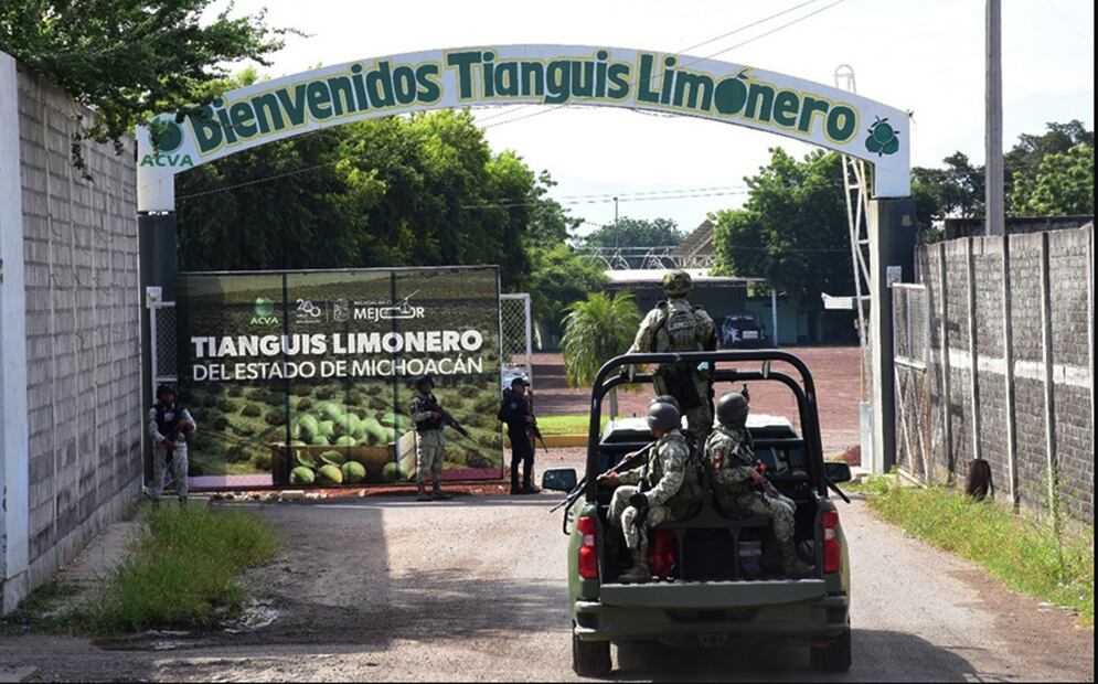 Elementos del Ejército y Guardia Nacional realizan recorridos de seguridad y patrullajes de vigilancia a lo largo de la ruta que conecta las empacadoras con el tianguis limonero en Apatzingán, Michoacán. Foto: especial