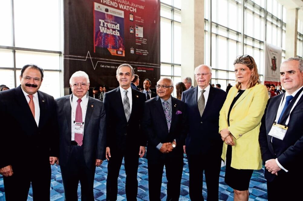 El secretario de Salud, José Narro Robles (tercero de der. a izq.) y Miguel Ángel Mancera (tercero de izq. a der.), durante el Congreso Mundial de Cardiología 2016 (VALENTE ROSAS. EL UNIVERSAL)
