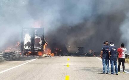 VIDEO: Choque de dos tráileres paraliza circulación entre Chiapas y Veracruz