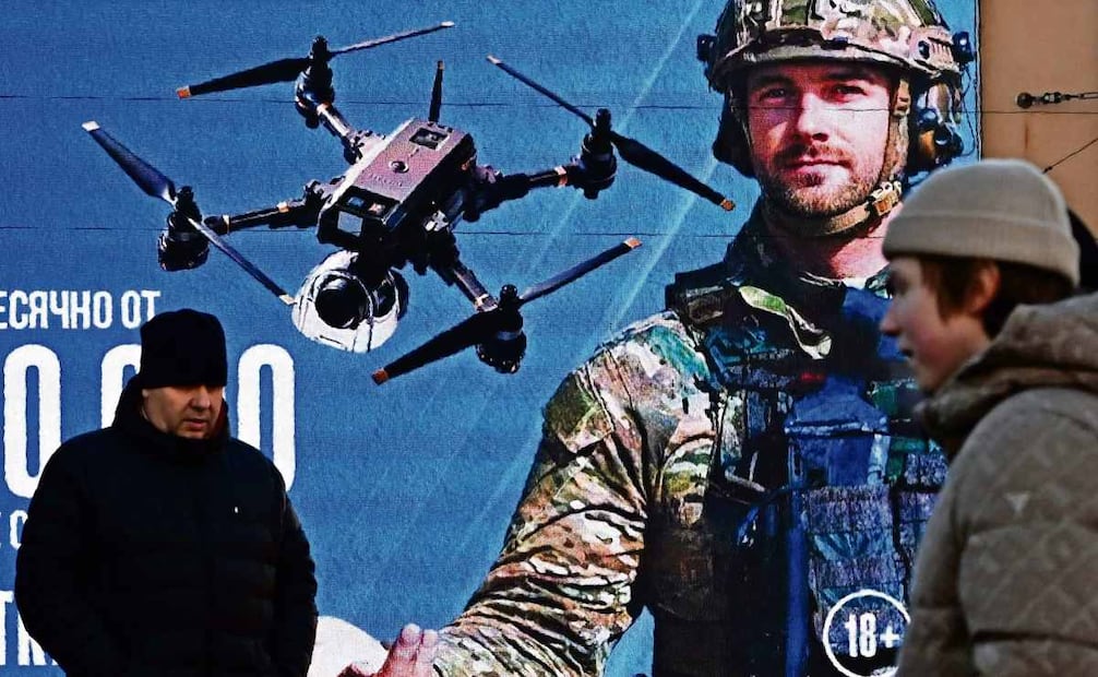 Un anuncio promociona el servicio militar por contrato en las unidades de sistemas no tripulados del ejército ruso en San Petersburgo, el 3 de febrero pasado. Foto: Olga Maltseva / AFP