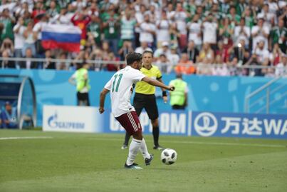Gol desde los once pasos de Carlos Vela