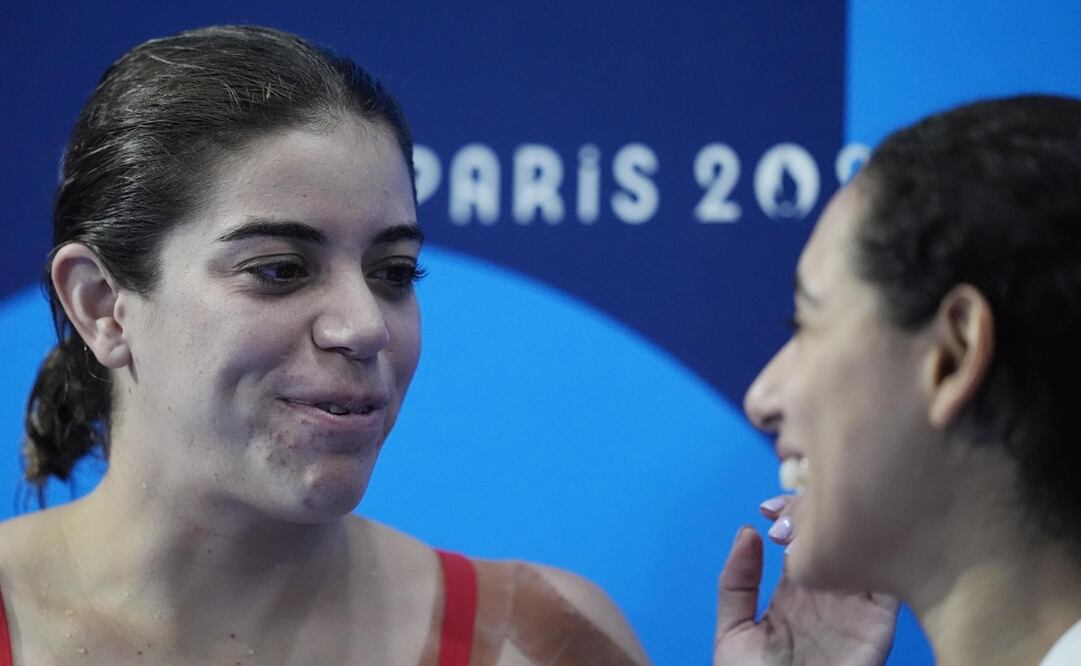 Alejandra Orozco platicando con Gaby Agúndez, durante los Juegos Olímpicos de París - Foto: AP