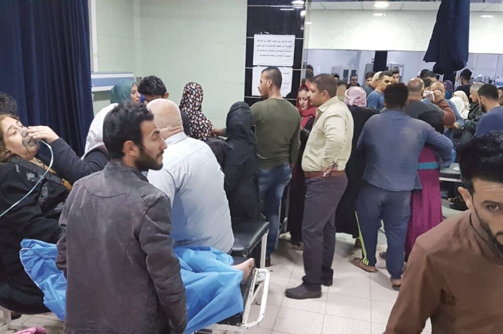 Personas que resultaron lesionadas tras el temblor de magnitud 7.3 fueron atendidas en un hospital en Kirkuk, Irak. (RAIZER ZANGANA. XINHUA)