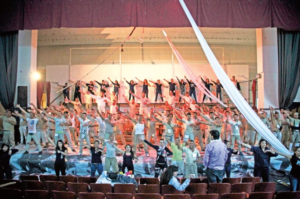 Pese a contar con poca escenografía, los internos del Reclusorio Oriente se esfuerzan para que sus voces y actuaciones compensen esta falta de recursos (JUAN BOITES. EL UNIVERSAL)