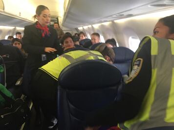 Por "seguridad", familia deja vuelo en el que viaja AMLO
