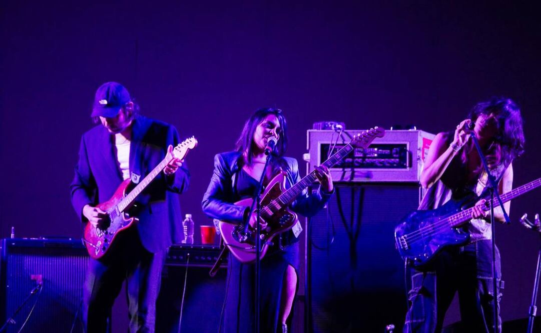 Laura Itandehui, Vanessa Zamora y Girl Ultra abrieron el concierto de Julieta Venegas en el Zócalo capitalino. Foto: Abril Angulo/ El Universal