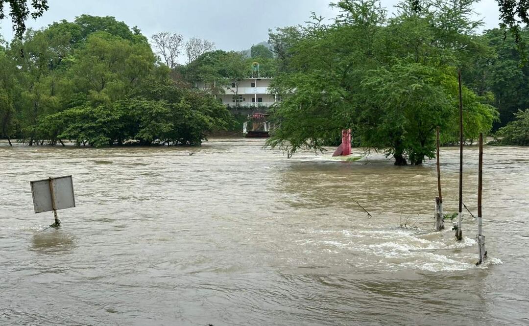 Crecida de ríos en varios municipios de San Luis Potosí ante las lluvias que dejó el paso del huracán “Erick” (20/06/2025). Foto: Especial
