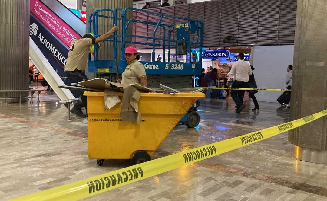 Caen plafones en Terminal 1 del AICM. Foto: Gaspar Betancourt. EL UNIVERSAL