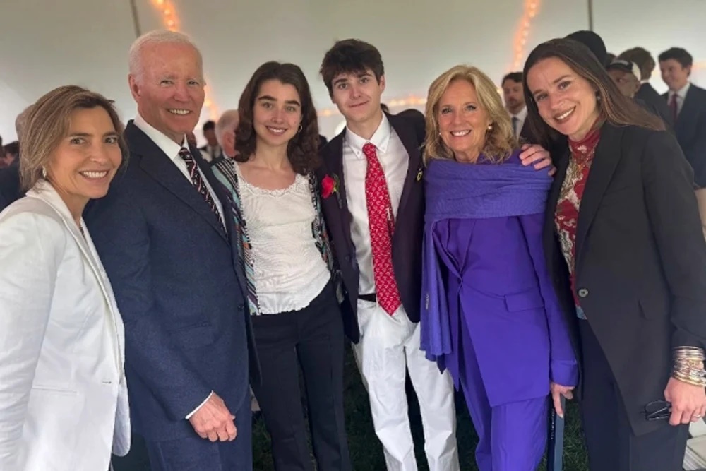 Biden hace su primera aparición pública desde que le diagnosticaron cáncer; fue a graduación de su nieto