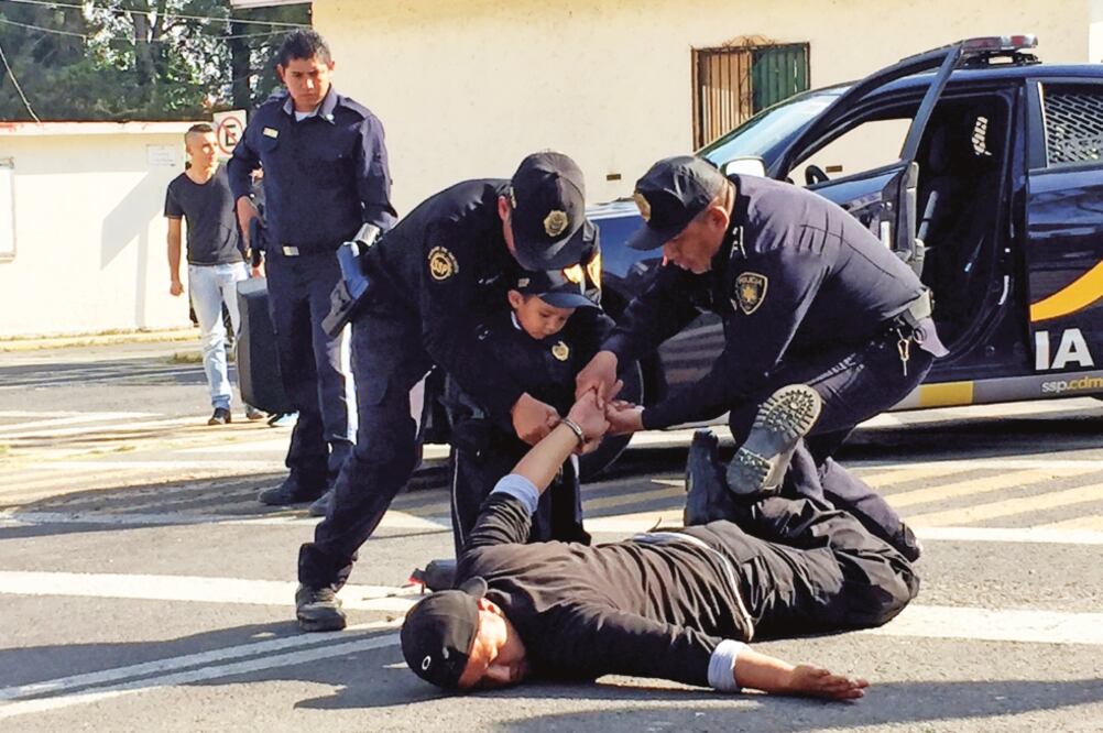 Con ayuda de policías reales se simuló un asalto, en el que la víctima era la mamá de Iker. Luego de capturarlos, el pequeño les puso las esposas (ANDREA AHEDO. EL UNIVERSAL)