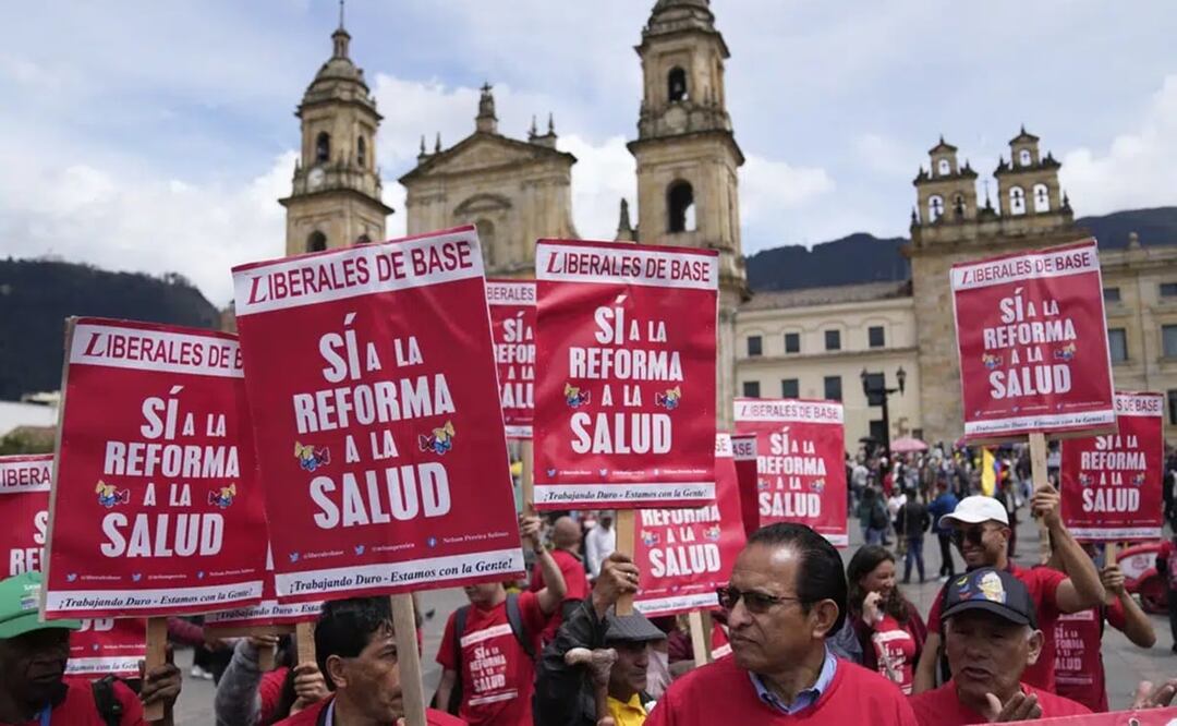 Partidarios del presidente colombiano Gustavo Petro sostienen carteles que dicen "Sí a la reforma a la salud" durante una marcha a favor de sus reformas propuestas en Bogotá, Colombia. Foto: AP