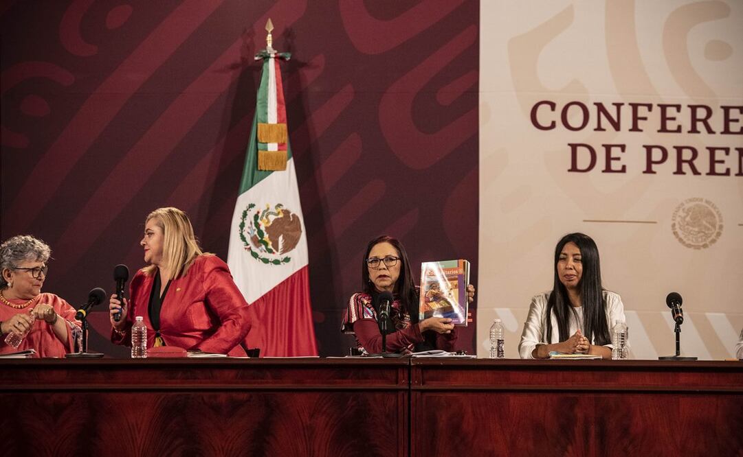 Conferencia de prensa en donde se presentaron algunas de las secciones y contenido de los nuevos libros de texto de la Secretaría de Educación Pública. En la conferencia estuvieron presentes Leticia Ramírez Amaya, secretaria de Educación Pública, Ana María Prieto Hernández, maestra normalista de Educación Primaria, Adriana Yolanda Domínguez Cornejo, docente formadora de maestras y maestros de la Escuela Normal de Educación Física del Estado de México, y las docentes Isabel Camargo Cesáreo e Irma Vázquez Guerrero. Foto: Pedro Anza/CUARTOOSCURO