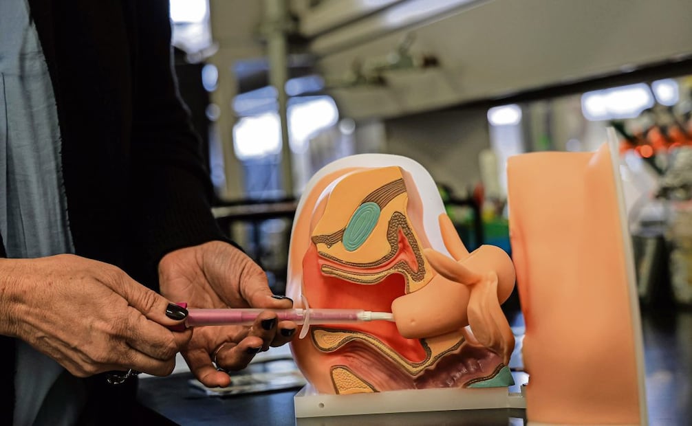 Al llegar al laboratorio, la paciente recibe un cepillo para tomarse de manera personal la muestra. Foto: Gabriel Pano / EL UNIVERSAL