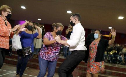 Luis Donaldo Colosio saca mejores pasos de baile en Monterrey para reactivar tradición de 1980
