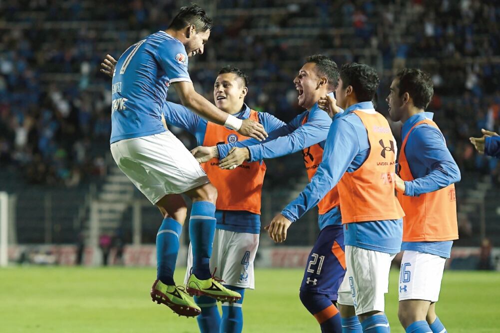 Jorge Benítez celebró con la banca cementera una de sus dos anotaciones conseguidas anoche en el Azul (ETZEL ESPINOSA. IMAGO7)