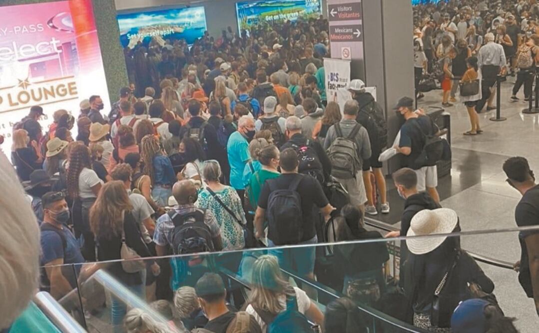 El aeropuerto de Los Cabos luce lleno de turistas. Fotos: ESPECIALES
