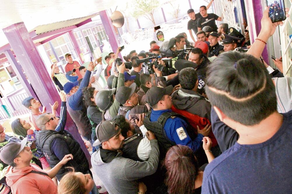 Un grupo de personas intentó ingresar a la dirección del Jardín de Niños República de Perú, incluso algunos hombres utilizaron martillos para romper los vidrios de las ventanas para detener a quienes se llevaban documentación. Foto: NOTIMEX