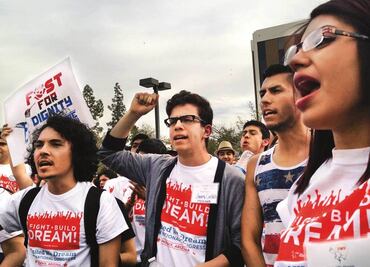 A son de mariachi, dreamers en EU piden a legislador que los escuche