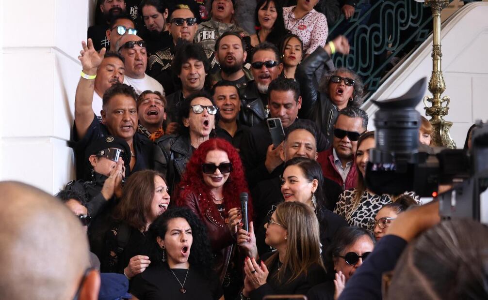 Alex Lora, vocalista del TRI, recordó que hace 54 años, un 11 de septiembre durante el festival de Avándaro, “su domadora”, Celia Lora, y él se flecharon. 
Foto: Especial.