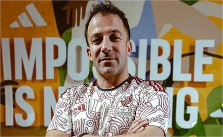Alessandro Del Piero porta alegre la playera de la Selección Mexicana en su visita a México