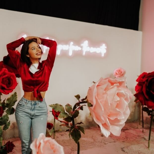 Ángela Aguilar usa jeans metálicos e impone tendencia