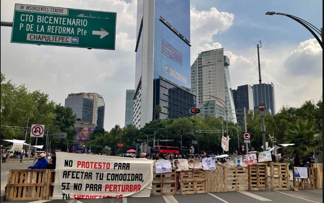 Estudiantes de la Escuela Normal Rural Mactumactzá, de Tuxtla Gutiérrez, Chiapas, bloquean el cruce de las avenidas Reforma e Insurgentes, en la Ciudad de México, el 3 de junio de 2025. Foto: Juan Carlos Williams/EL UNIVERSAL